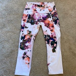 Size XS Apana crop leggings w mesh detail and side pockets to hold phone/keys